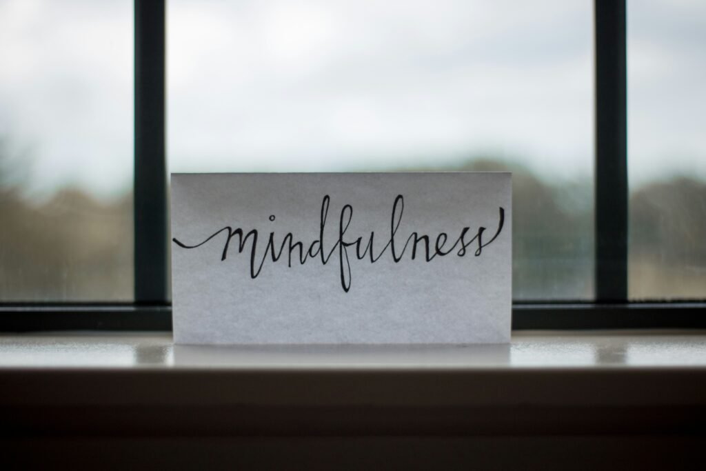 Imagem com o texto 'Mindfulness', representando a prática de estar consciente e presente no momento. O mindfulness pode ajudar na tomada de decisões financeiras mais racionais e equilibradas, promovendo maior autocontrole e clareza mental para escolhas mais informadas