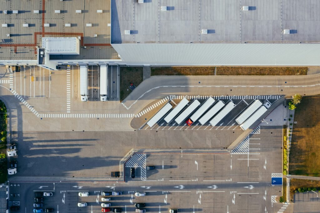 Imagem de um galpão logístico, um tipo de imóvel comercial frequentemente incluído em fundos imobiliários de renda (fundos de tijolos), oferecendo uma opção de investimento estável e geradora de fluxo de caixa no setor de logística.