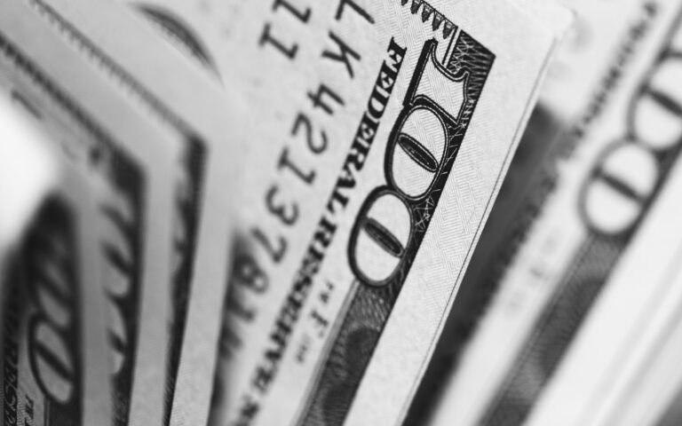 O Dinheiro que Você Ganha: Como Transformar Sua Relação com as Finanças O Dinheiro que Você Ganha: Como Transformar Sua Relação com as Finanças