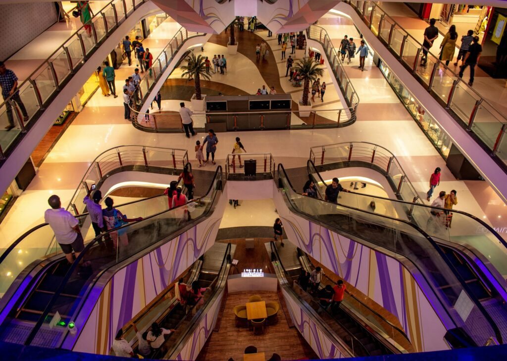 Imagem de um shopping moderno, um exemplo de imóvel comercial que pode ser incluído em fundos imobiliários de renda (fundos de tijolos), proporcionando oportunidades de investimentos em ativos físicos e geradores de fluxo de caixa.