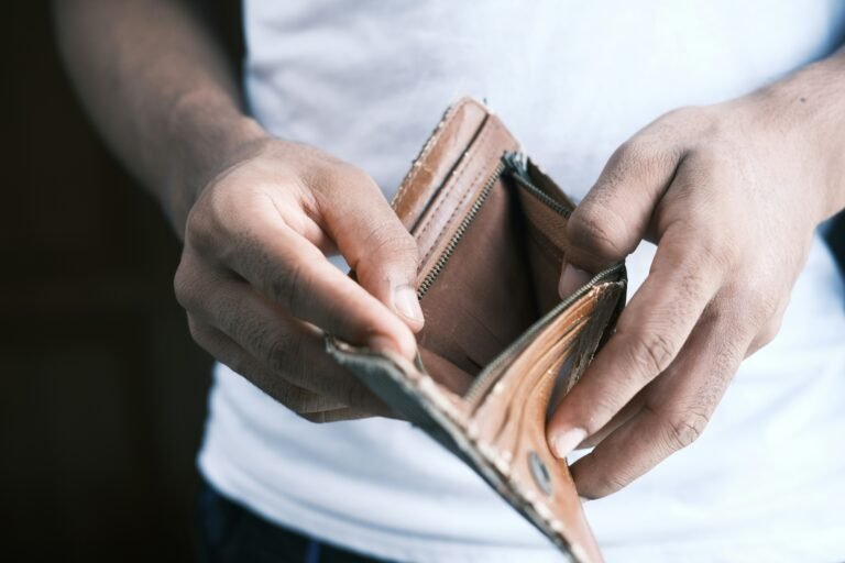 Como Superar Dificuldades Financeiras: Um Caminho Possível para Qualquer Pessoa Como Superar Dificuldades Financeiras: Um Caminho Possível para Qualquer Pessoa