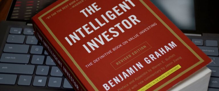 Investidor Inteligente: Como Aplicar os Princípios de Benjamin Graham para Proteger e Crescer Sua Riqueza Investidor Inteligente: Como Aplicar os Princípios de Benjamin Graham para Proteger e Crescer Sua Riqueza